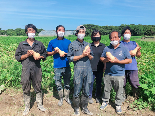 静岡県袋井市でバターナッツかぼちゃを栽培するアグリサービスジャパンのメンバー