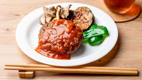 季節限定発売の「山梨大月市の新玉ねぎを使ったハンバーグ オニオントマトソース」