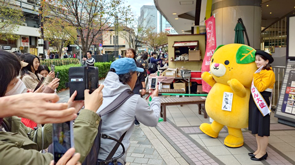 「みきゃん」と愛媛みかん大使の写真を撮る大勢の人