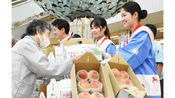 3年ぶりに開かれ大盛況の「桃の即売会」（兵庫県川西市のアステ川西ぴぃぷぅ広場で）