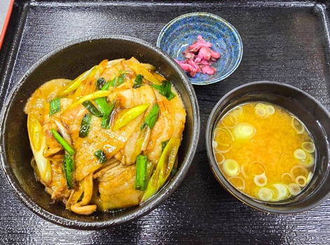 青唐辛子スタミナ丼（味噌汁・お新香付）