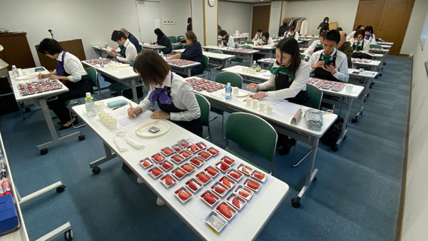 評価員の野菜ソムリエによる「第3回全国トマト選手権」審査の様子