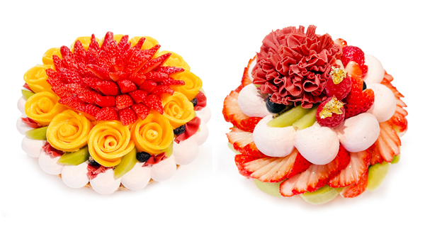 母の日限定ケーキ「マンゴーローズとラズベリークリームの花束のケーキ」（右）と「いちごとラズベリークリームの花束のケーキ」（左）