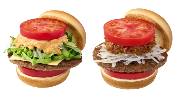 左から、「新とびきり 大盛りトマト モス野菜チーズバーガー」（880円）、「新とびきり 大盛りトマト チリバーガー」（880円）