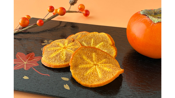 やまと果らり「富有柿チップス」は、柿本来の鮮やかな色味と花のような模様が特徴