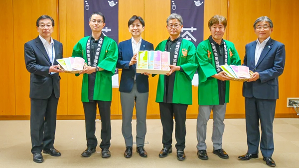 市長に「一番茶」を贈呈式（左から3人目が清水市長）