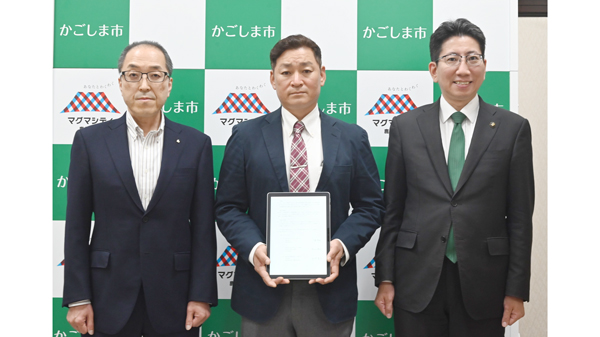 立地協定の締結式。右から鹿児島市の下鶴隆央市長、坂之上製茶の坂之上勝利社長、鹿児島県商工労働水産部の木村仁士次長（2日、鹿児島市役所）