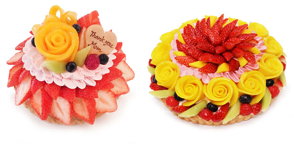 左から、【ご予約限定ケーキ】母の日 限定ケーキ　〜マンゴーローズといちごの花束のケーキ〜、【店頭展開ケーキ】母の日 限定ケーキ　〜マンゴーローズといちごの花束のケーキ〜