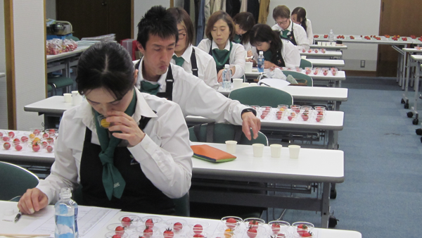 評価員の野菜ソムリエによる「第2回全国ミニトマト選手権」審査の様子
