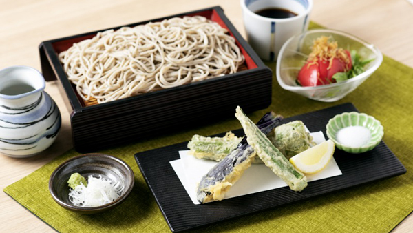 期間限定メニューの「麻生区野菜の天せいろ（ミニトマトサラダ付き）」（1380円・税込）