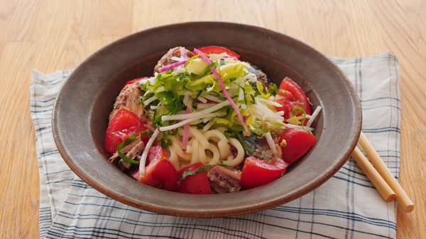 アレンジレシピ 「ざく切りトマトとさばの青じそサラダうどん」