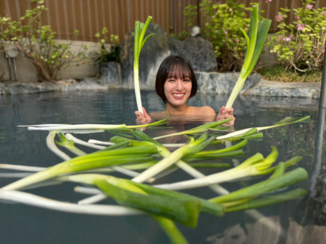 「深谷ねぎ」を浮かべた「ねぎらい風呂」勤労感謝の日に実施 おふろcafe-ハレニワの湯