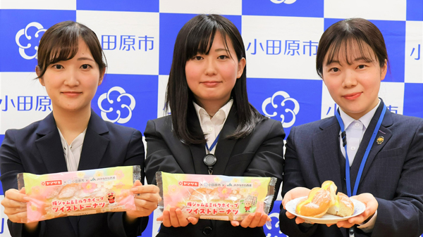 3者連携プロジェクトチームメンバーで山崎製パンの建部氏（左）、小田原市農政課の小野氏（中央）、ＪＡかながわ西湘の中野氏