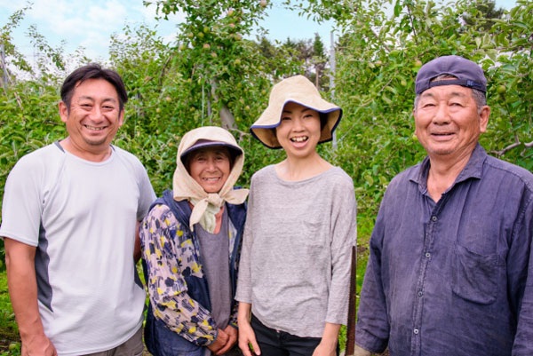 青森県で桃を栽培するきむら果樹園の生産者