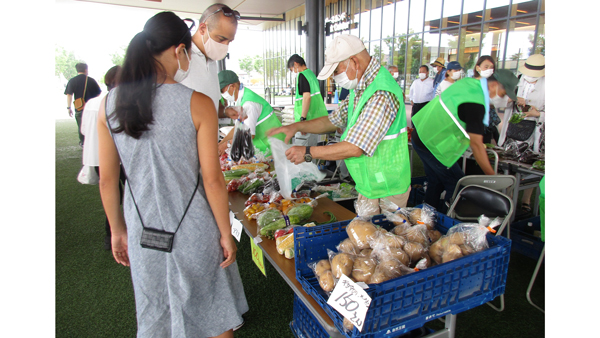 地元の新鮮朝採り野菜がズラリ「夏野菜・花の即売会」開催　大阪府高槻市