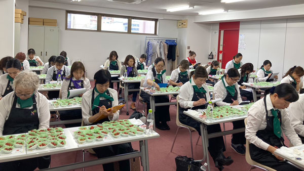 評価員の野菜ソムリエによる「第3回全国ミニトマト選手権」の審査