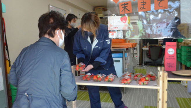 同社直売所にてイチゴを買い求める町民