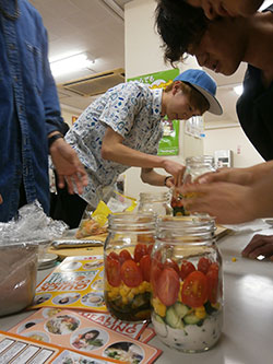 彩り鮮やかに野菜を詰め込む