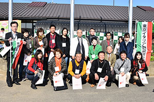 東京イタリア野菜研究会参加者とトキタ種苗の時田会長（中央）と山下氏（中央右）