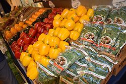 小売店でのカリーノケール展示モデル。カリーノケールにはキユーピーとコラボしたパワーサラダのレシピが袋に掲載されている。