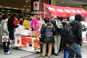 昨年の会場のようす（いちご主産地9県が合同物販フェア）